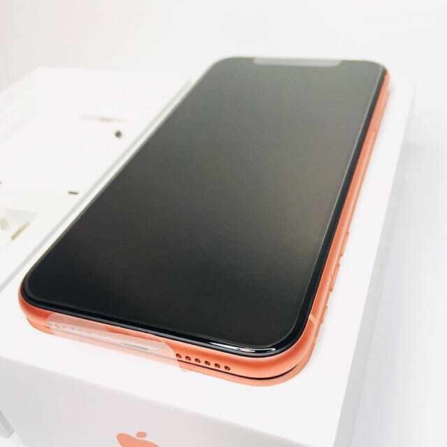 iPhone(アイフォーン)の【新品未使用】iPhoneXrコーラル128GB docomo スマホ/家電/カメラのスマートフォン/携帯電話(スマートフォン本体)の商品写真