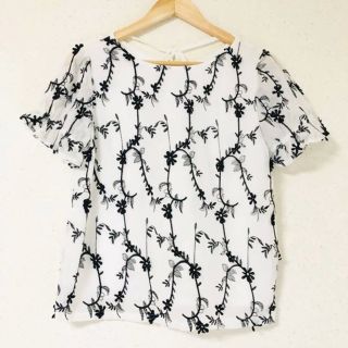 ザラ(ZARA)のモノトーンのお花刺繍が可愛い(๑˃̵ᴗ˂̵)✨‼️チュール❤️リボンブラウス(シャツ/ブラウス(半袖/袖なし))