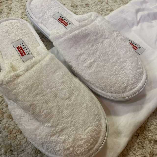 Supreme(シュプリーム)のSupreme Frette Slippers 白US8-10 インテリア/住まい/日用品のインテリア小物(スリッパ/ルームシューズ)の商品写真