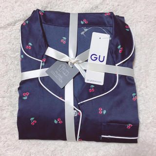 ジーユー(GU)の新品　サテン　パジャマ　チェリー　Lサイズ　ネイビー　(パジャマ)