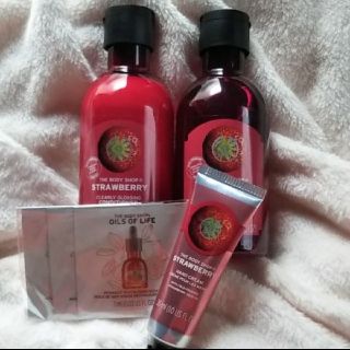 ザボディショップ(THE BODY SHOP)の【新品】ザ ボディショップ ストロベリーシャンプー他 合計3点セット&おまけ付き(シャンプー/コンディショナーセット)