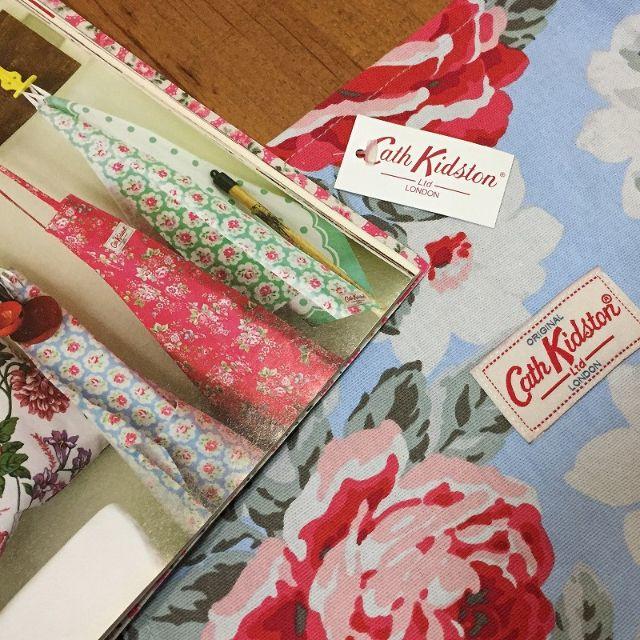 Cath Kidston(キャスキッドソン)の新品 キャスキッドソン エプロン ニューローズブルームブルー インテリア/住まい/日用品のキッチン/食器(その他)の商品写真