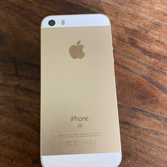 iPhone(アイフォーン)のiPhone SE Gold 64 GB SIMフリー版　画面に模様 スマホ/家電/カメラのスマートフォン/携帯電話(スマートフォン本体)の商品写真