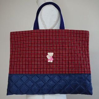 ファミリア(familiar)の【ハンドメイド】フラワーワッペン付レッスンバッグ 赤チェック×紺(バッグ/レッスンバッグ)