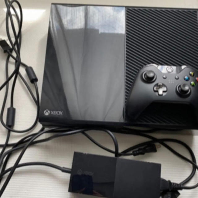 Xbox(エックスボックス)のxboxone 500g ソフト10本以上付き　一夜限り消します エンタメ/ホビーのゲームソフト/ゲーム機本体(家庭用ゲーム機本体)の商品写真