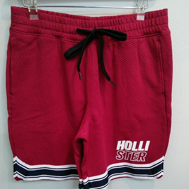 Hollister(ホリスター)の楽チン！新品ホリスターショートパンツ　赤　ＸS メンズのパンツ(ショートパンツ)の商品写真