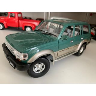 トヨタランドクルーザー Toyota Land Cruiser 1/18 (ミニカー)