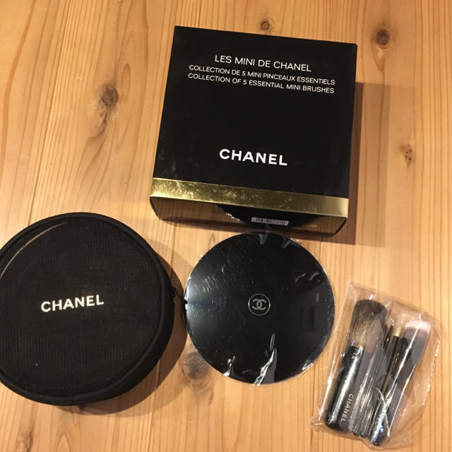 CHANEL(シャネル)のCHANEL ブラシセット 2016 クリスマス 限定 シャネル  コスメ/美容のキット/セット(コフレ/メイクアップセット)の商品写真