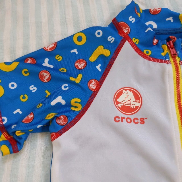 crocs(クロックス)の美品　crocs　クロックス　ラッシュガード　水着　スイムウェア　男の子　120 キッズ/ベビー/マタニティのキッズ服男の子用(90cm~)(水着)の商品写真