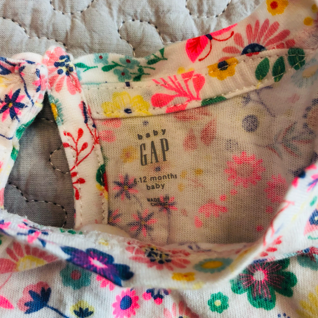 babyGAP(ベビーギャップ)のGAP 6M-12M 60 70 肩フリル　ワンピース　ロンパース キッズ/ベビー/マタニティのベビー服(~85cm)(ロンパース)の商品写真