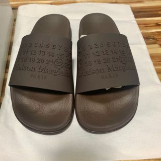 マルタンマルジェラ(Maison Martin Margiela)の【国内未入荷カラー】Margiela マルジェラ ロゴスライズ ブラウン 28(サンダル)