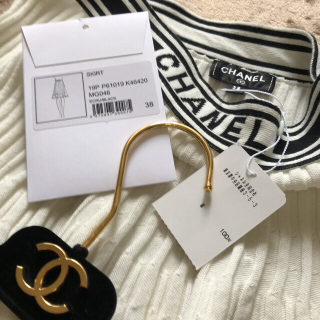 CHANEL(シャネル)のCHANEL♡極美品  新品未使用 タグ付き CHANELロゴ スカート 38 レディースのスカート(ひざ丈スカート)の商品写真