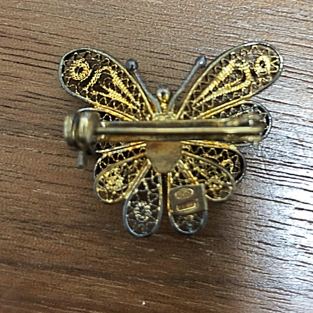 ブローチ　蝶々 レディースのアクセサリー(ブローチ/コサージュ)の商品写真