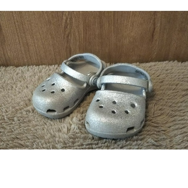 crocs(クロックス)のクロックスキッズ サイズC5 シルバーラメ キッズ/ベビー/マタニティのベビー靴/シューズ(~14cm)(サンダル)の商品写真