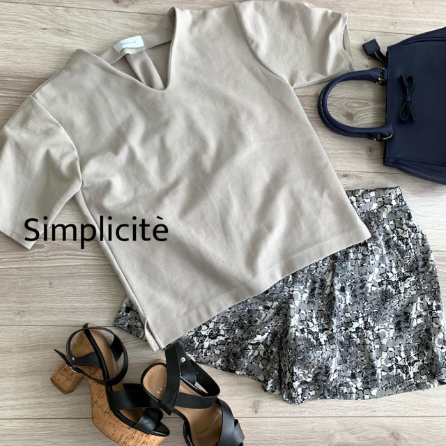 Simplicite(シンプリシテェ)のmomo様専用☆シンプリシテェ✴︎Vネック袖タックプルオーバー♡ レディースのトップス(カットソー(半袖/袖なし))の商品写真