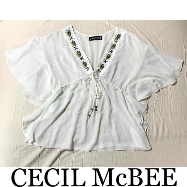 CECIL McBEE(セシルマクビー)のCECIL McBEE セシルマクビー　トップス ブラウス　白　フレア レディースのトップス(シャツ/ブラウス(半袖/袖なし))の商品写真