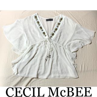 セシルマクビー(CECIL McBEE)のCECIL McBEE セシルマクビー　トップス ブラウス　白　フレア(シャツ/ブラウス(半袖/袖なし))