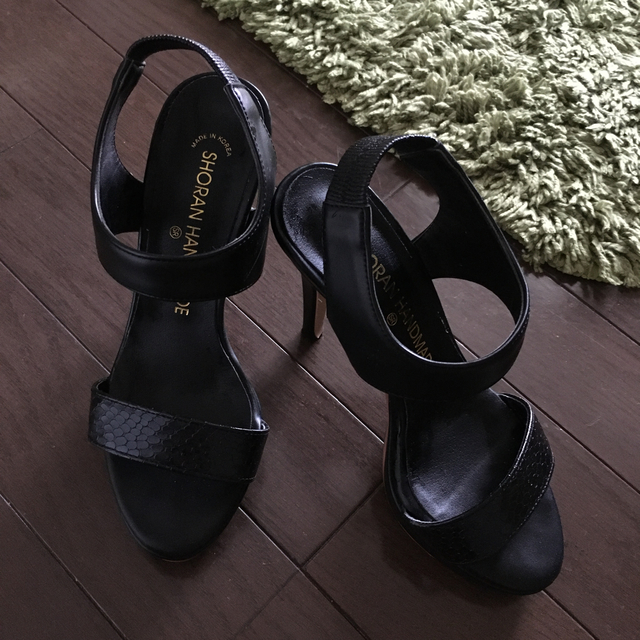 黒サンダル　今期　足長　22.5センチ レディースの靴/シューズ(サンダル)の商品写真