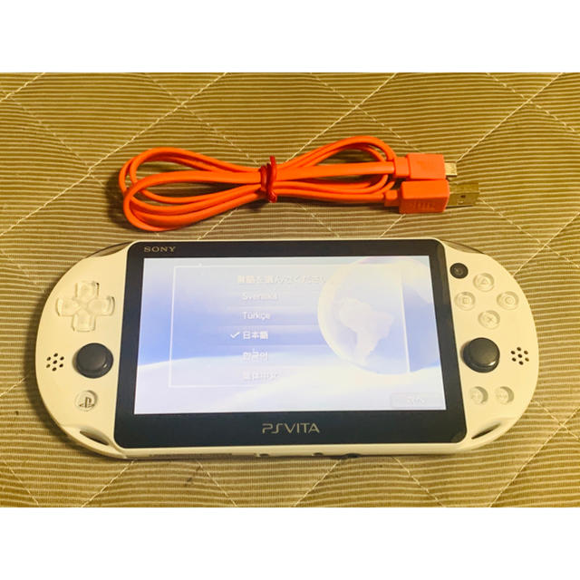 PlayStation Vita(プレイステーションヴィータ)のvita グレイシャーホワイト　比較的美品　送料無料　① エンタメ/ホビーのゲームソフト/ゲーム機本体(携帯用ゲーム機本体)の商品写真