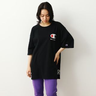 ロデオクラウンズワイドボウル(RODEO CROWNS WIDE BOWL)の新品ブラック Champion × RODEOCROWNS 大人気コラボTシャツ(Tシャツ(半袖/袖なし))