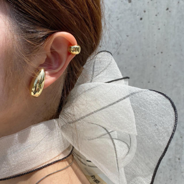 TOMORROWLAND(トゥモローランド)のMetal drop gold earcuff No.312 レディースのアクセサリー(イヤーカフ)の商品写真