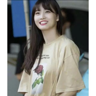 ヴァンキッシュ(VANQUISH)のtwice momo 着用 LEGENDA バラ M  (Tシャツ/カットソー(半袖/袖なし))