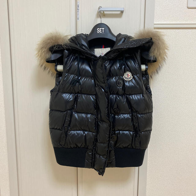 MONCLER(モンクレール)のニコ様専用   モンクレール  ファー  ダウンベスト  黒  MONCLER  レディースのジャケット/アウター(ダウンベスト)の商品写真