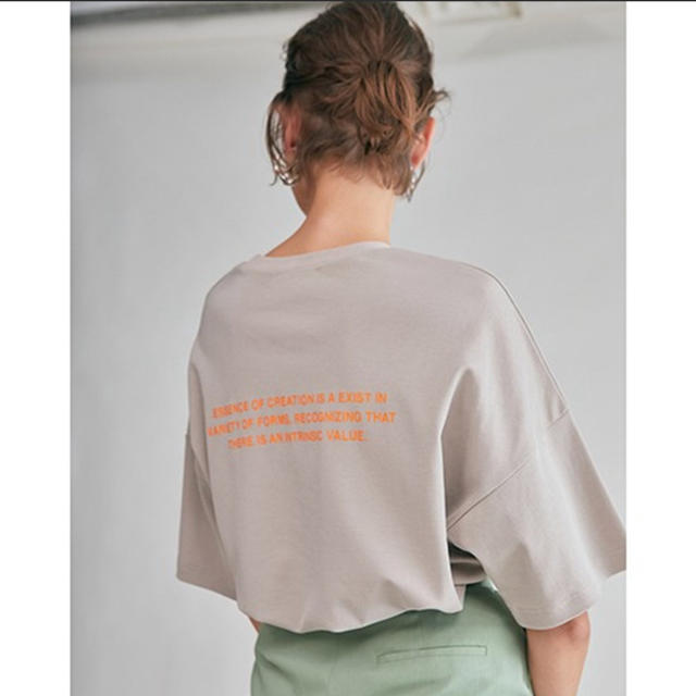 MilaOwenのTシャツ