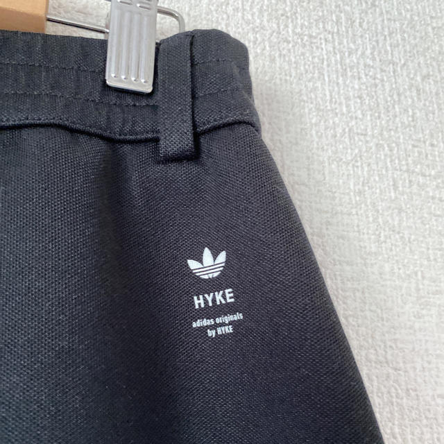 HYKE(ハイク)のHYKE adidasコラボ　スカート レディースのスカート(ひざ丈スカート)の商品写真