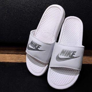 ナイキ(NIKE)の希少90sビッグロゴデザイン!ナイキベナッシ新品スライドサンダル人気白!(サンダル)