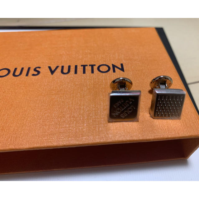 LOUIS VUITTON(ルイヴィトン)の⭐️しも様専用⭐️LOUIS VUITTON カフスボタン メンズのアクセサリー(その他)の商品写真