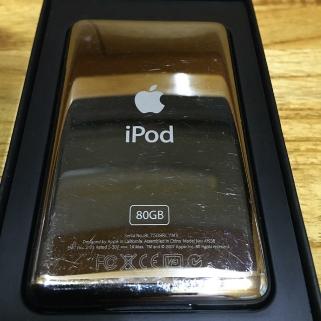 Apple(アップル)のApple iPod classic black 80GB スマホ/家電/カメラのオーディオ機器(ポータブルプレーヤー)の商品写真