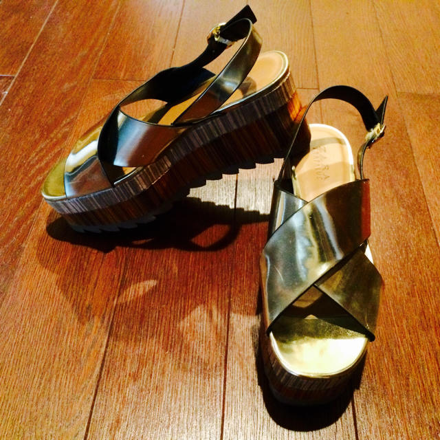 ZARA(ザラ)のZARA クロスオーバーデザインウェッジ レディースの靴/シューズ(サンダル)の商品写真
