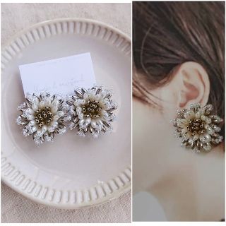 ビーズ刺繍×Flower×ピアスorイヤリング(ピアス)