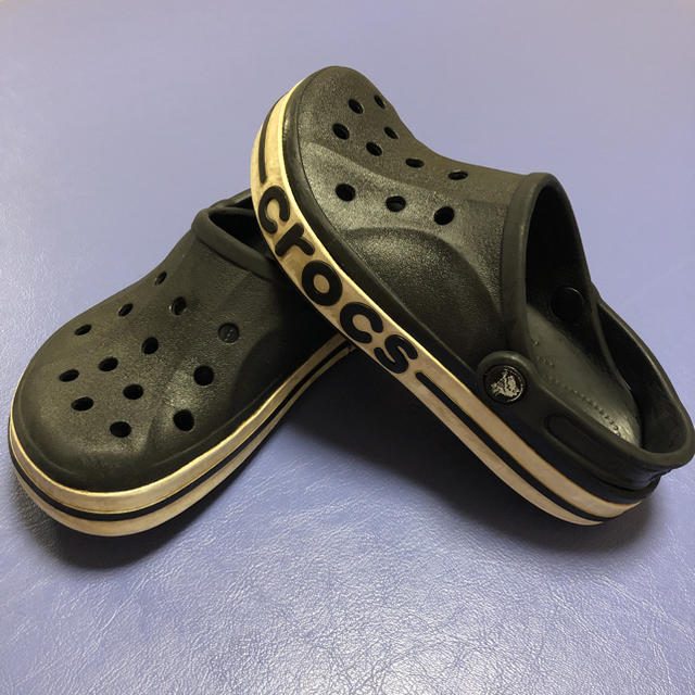 CROSS(クロス)のクロックスCROCS キッズ サンダル21.5～22.4cm★送料無料★即日発送 キッズ/ベビー/マタニティのキッズ靴/シューズ(15cm~)(サンダル)の商品写真