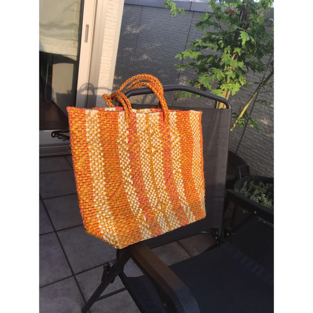 MARCHER マルシェ　カゴバック　ベージュ黄オレンジのストライプ レディースのバッグ(かごバッグ/ストローバッグ)の商品写真