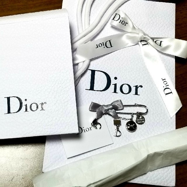 Christian Dior(クリスチャンディオール)のPINK様専用ご予約商品 レディースのアクセサリー(ブローチ/コサージュ)の商品写真