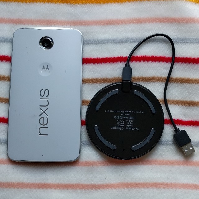 Google Nexus6 32GB Qi非接触充電器付き スマホ/家電/カメラのスマートフォン/携帯電話(スマートフォン本体)の商品写真