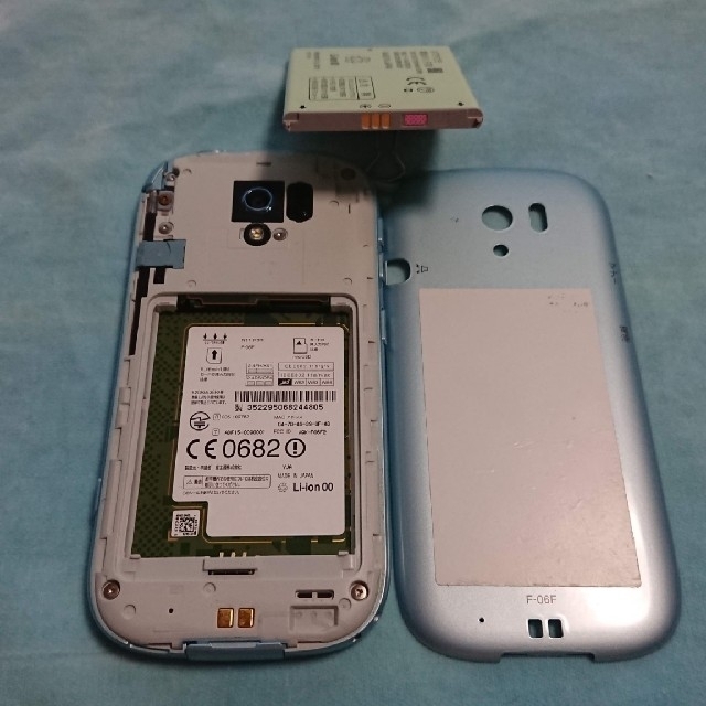 NTTdocomo(エヌティティドコモ)のドコモ　らくらくスマートフォン３ F-06F エアーブルー　スマホ本体 スマホ/家電/カメラのスマートフォン/携帯電話(スマートフォン本体)の商品写真