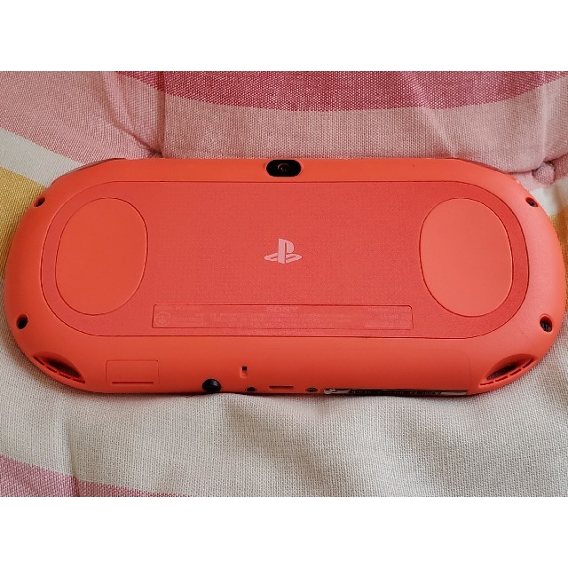 PlayStation Vita(プレイステーションヴィータ)のPS VITA PCH-2000 ネオンオレンジ エンタメ/ホビーのゲームソフト/ゲーム機本体(携帯用ゲーム機本体)の商品写真