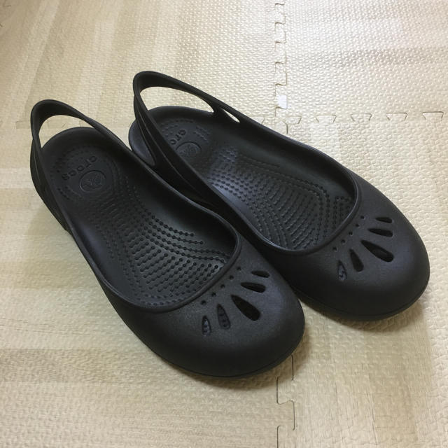 crocs(クロックス)の黒　サイズw7 レディースの靴/シューズ(サンダル)の商品写真