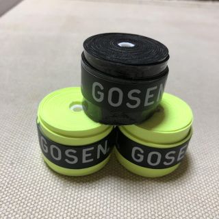 ゴーセン(GOSEN)のGOSENグリップテープ フラッシュイエロー2個と黒1個 計3個(バドミントン)