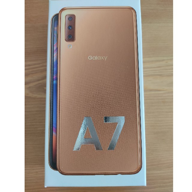 SAMSUNG(サムスン)の【新品・未開封】SAMSUNG Galaxy A7 ゴールド スマホ/家電/カメラのスマートフォン/携帯電話(スマートフォン本体)の商品写真