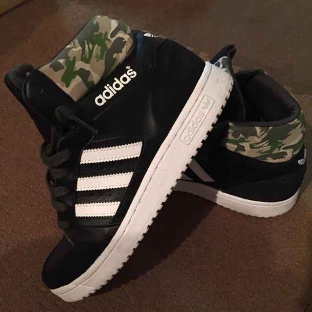 adidas ハイカットスニーカー