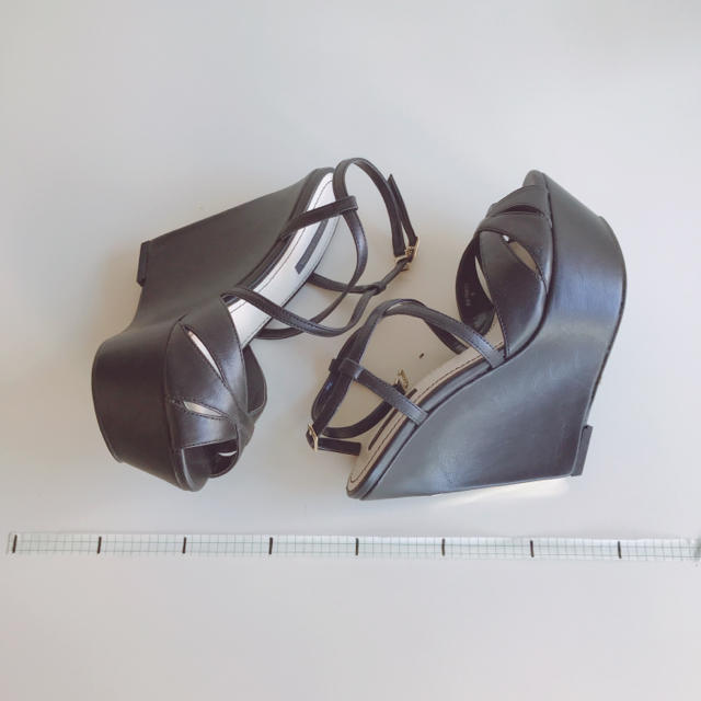 サンダル ウェッジソール 黒 ゴールド クロス ストラップ 厚底 S 美品  レディースの靴/シューズ(サンダル)の商品写真