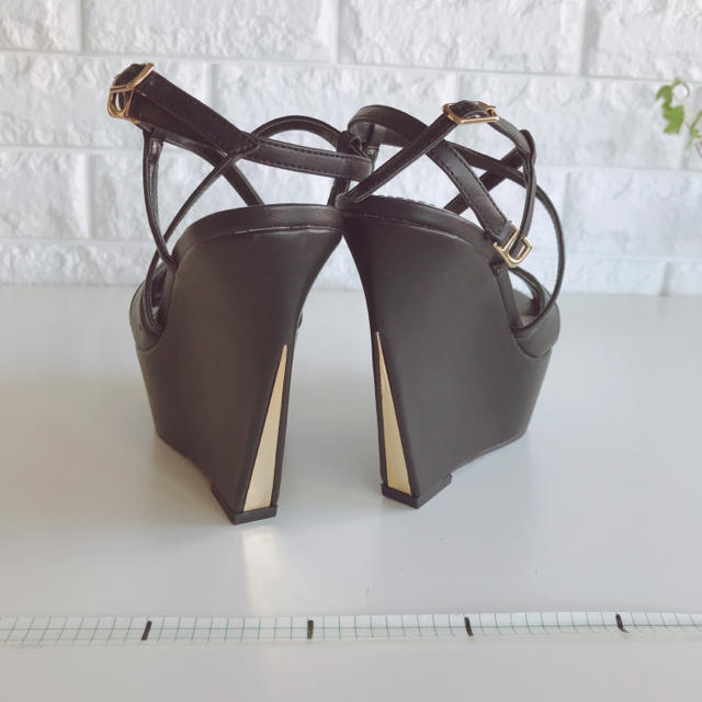 サンダル ウェッジソール 黒 ゴールド クロス ストラップ 厚底 S 美品  レディースの靴/シューズ(サンダル)の商品写真