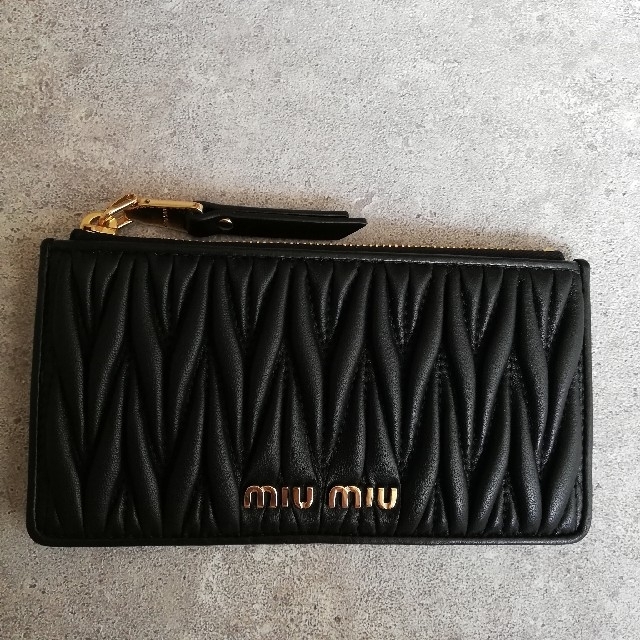 miumiu(ミュウミュウ)のミュウミュウ　マトラッセ　コインケース　カードケース　ブラック レディースのファッション小物(コインケース)の商品写真