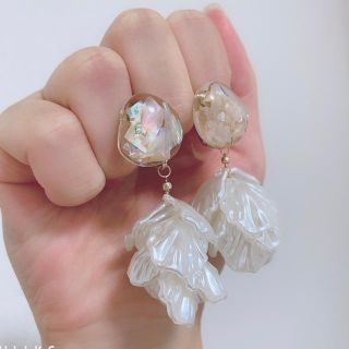 マジェスティックレゴン(MAJESTIC LEGON)の個性的 ♡ じゃらじゃら ホワイトシェル イヤリング(イヤリング)