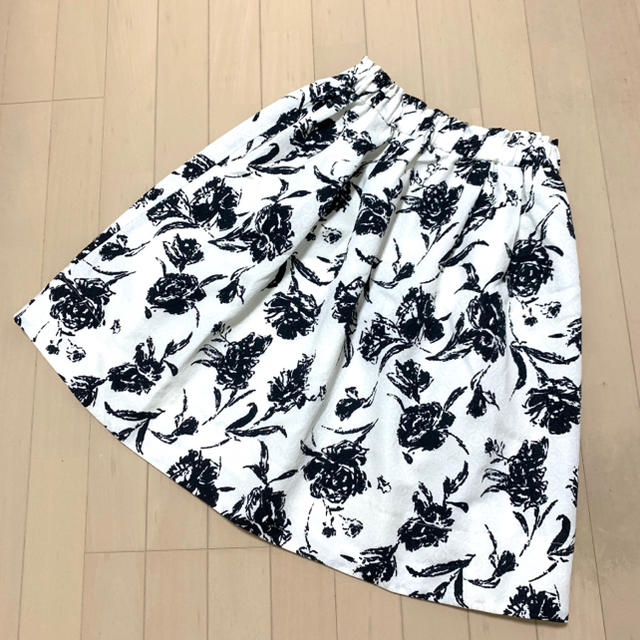 しまむら(シマムラ)のしまむら モノトーン花柄スカート レディースのスカート(ひざ丈スカート)の商品写真