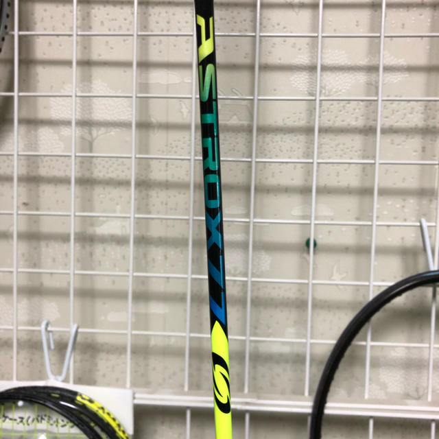 YONEX(ヨネックス)のアストロクス77 二本セット スポーツ/アウトドアのスポーツ/アウトドア その他(バドミントン)の商品写真